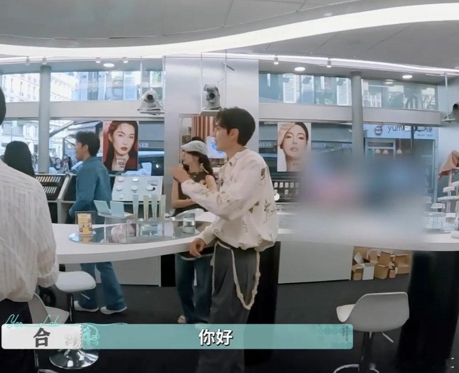 李佳琦给易梦玲试妆李佳琦是合伙人最坚强的后盾李佳琦给易梦玲试深口红也太用心了！店