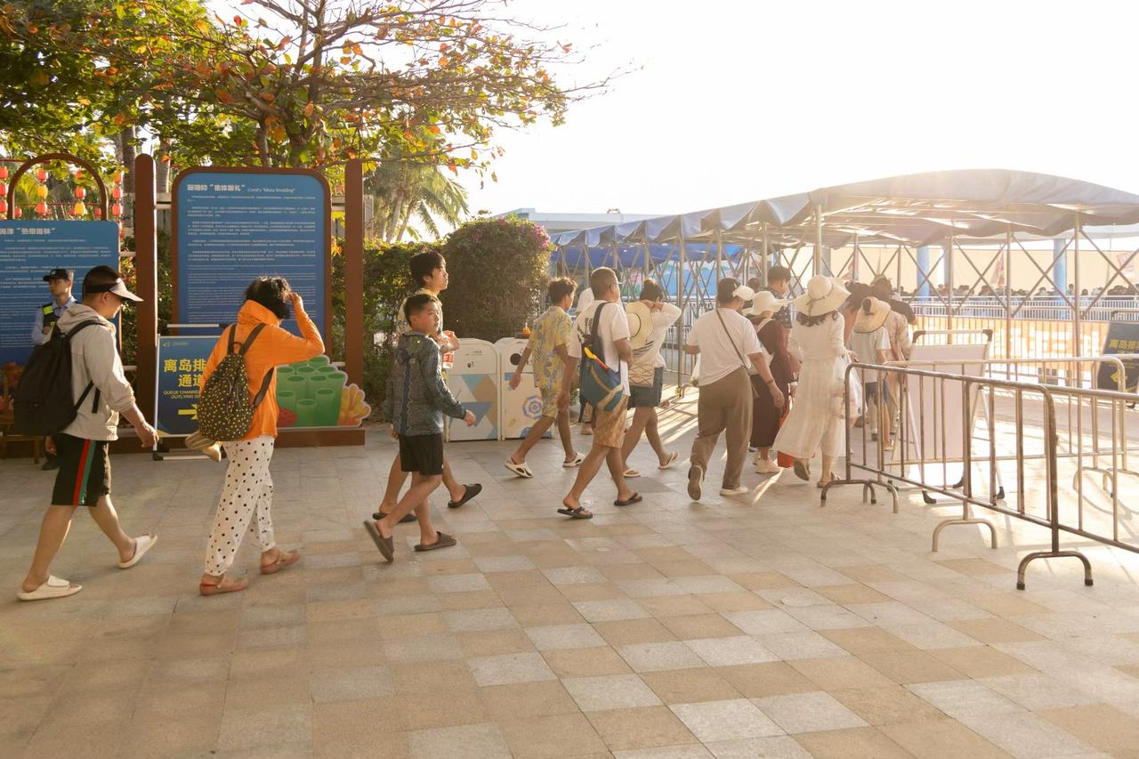 在西岛，我过上了“出门就是海”的生活。推开窗是海，骑上车是海，吃碗面抬头还是海。