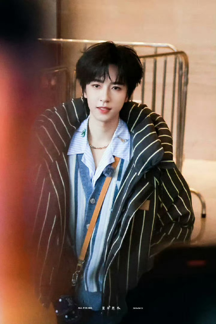 桃花坞6阵容五十公里桃花坞第六季重庆录制，贺峻霖上班路透帅气现身，还有老坞民徐志