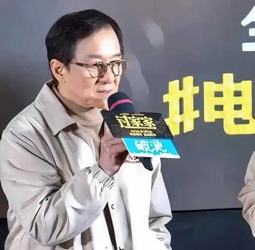 每周三晚上九点准时响的视频通话，成了这对父子之间最默契的沉默。
服务员记得很清楚