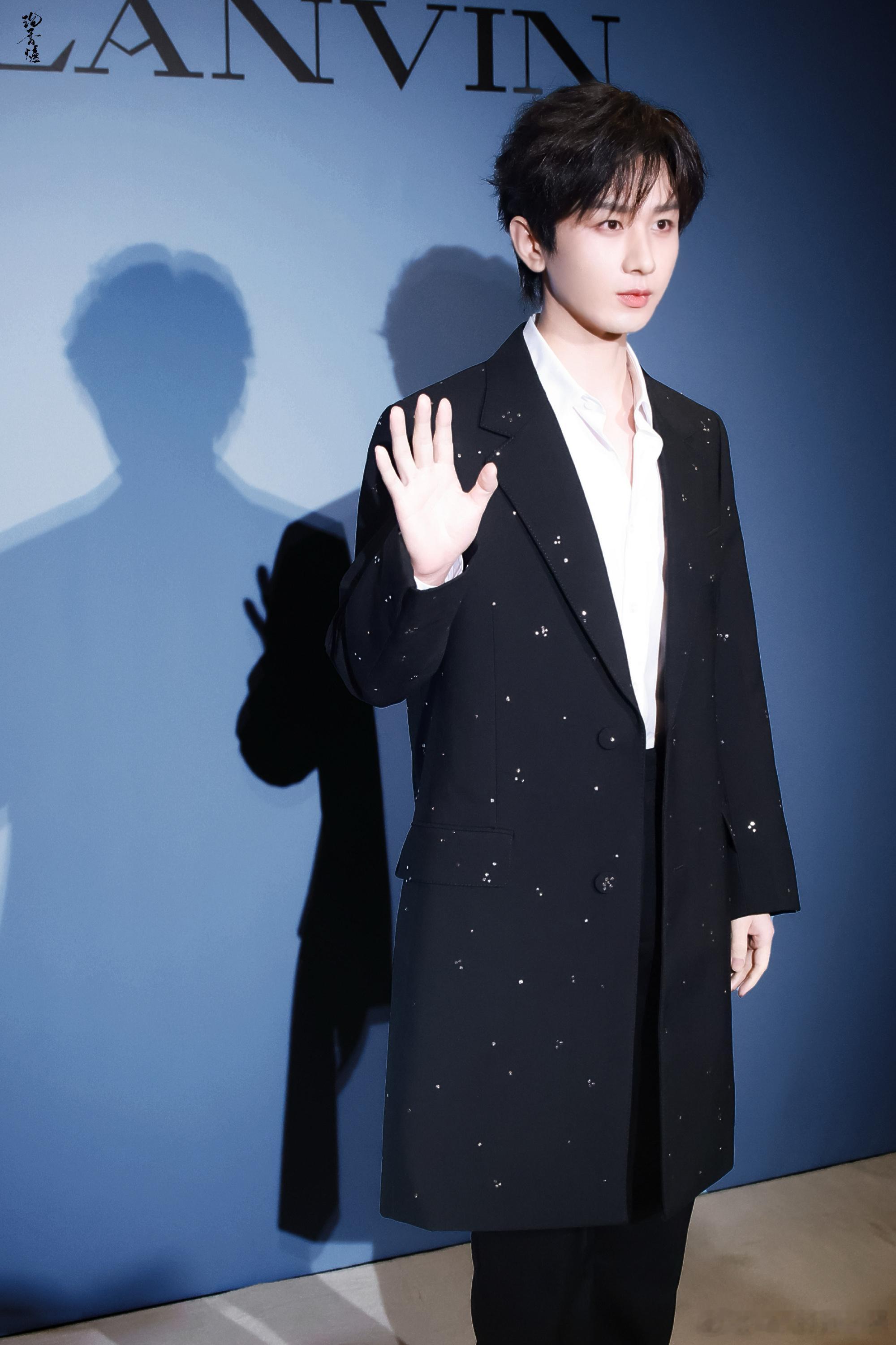 成毅卢云cy成毅成毅，站在光下总是会有阴影，但是我们都相信你一定能突破阴影限制，