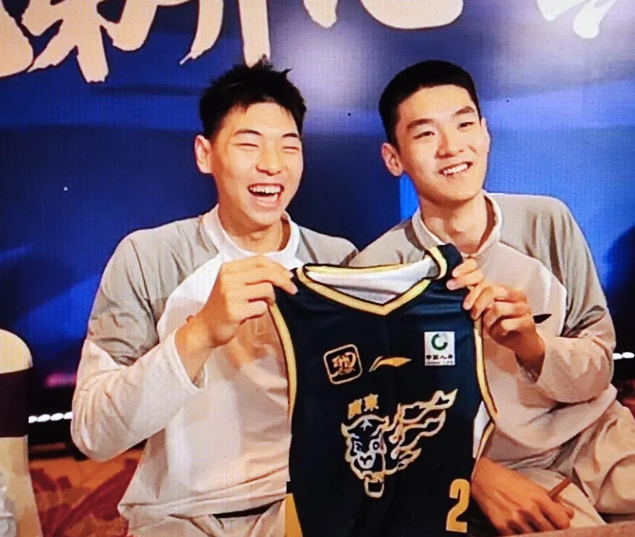 看到崔永熙和王洪泽快乐一起，球迷乐了。
俱乐部杯上，王洪泽打出了水平，有杜锋当年