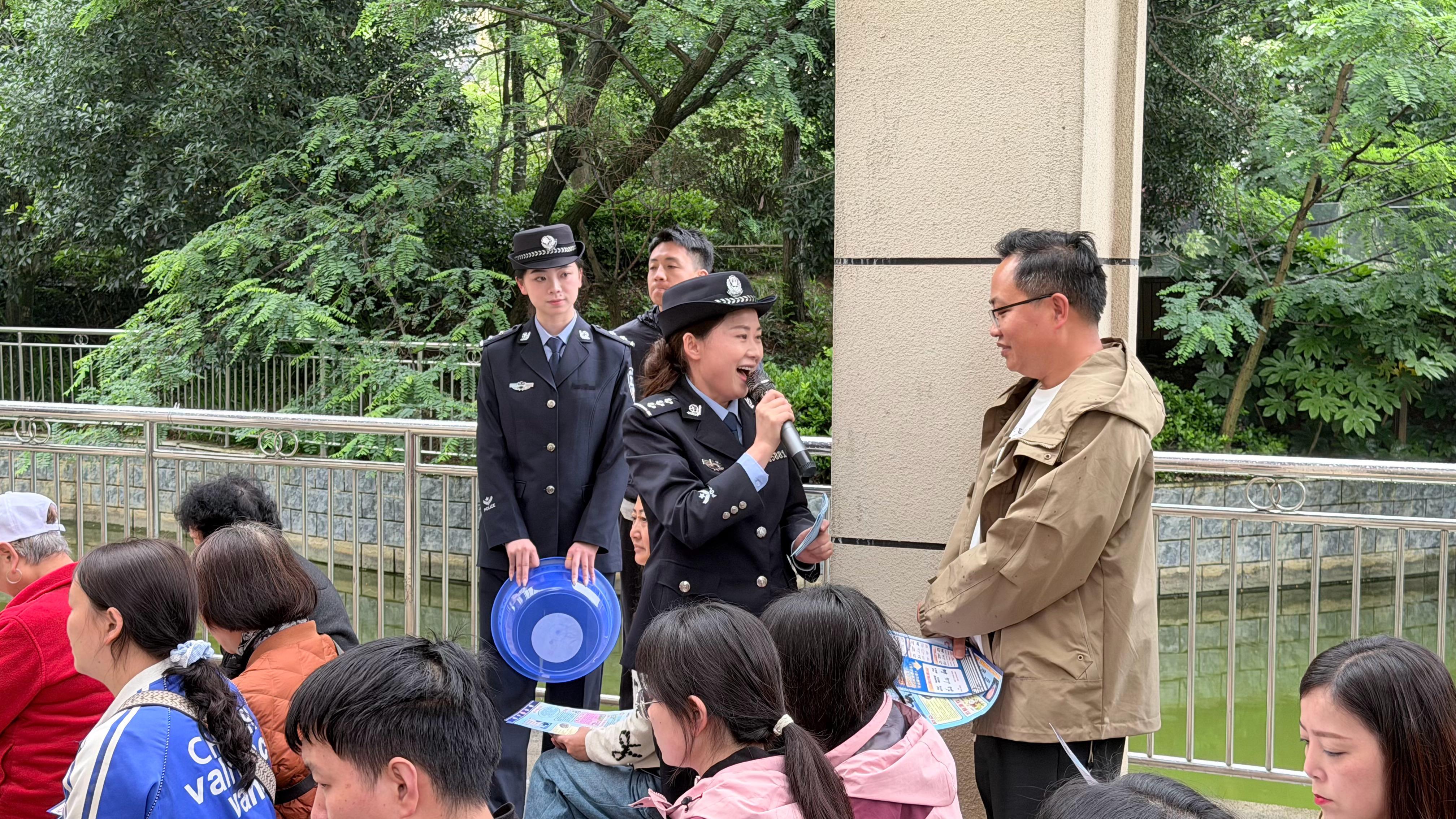 反诈筑防线 平安护家园。位于镇宁自治县的贵宁府小区小区坚持常态化反诈宣传、全方位