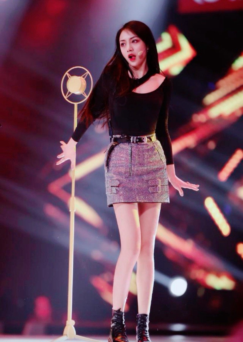 祝绪丹和虞书欣这次同场零互动，一下子就把过往的细节都翻出来了。之前被扒出祝绪丹手