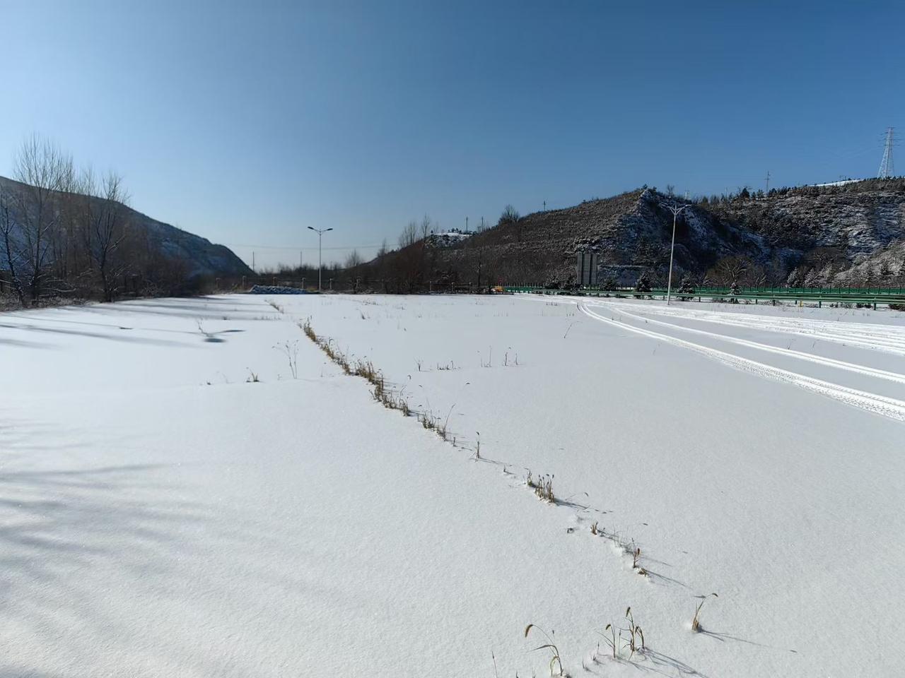 上联：山水相依情不尽，诚邀下联海天一色意难舍