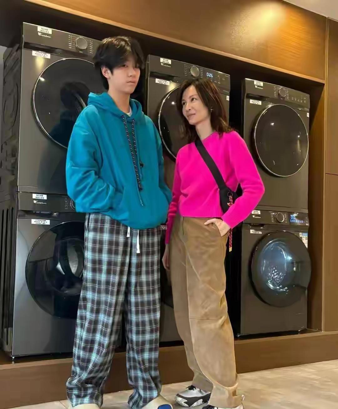 刘孜儿子15岁生日晒全家福 在美国读高中长得像爸 刘孜和老公很恩爱 