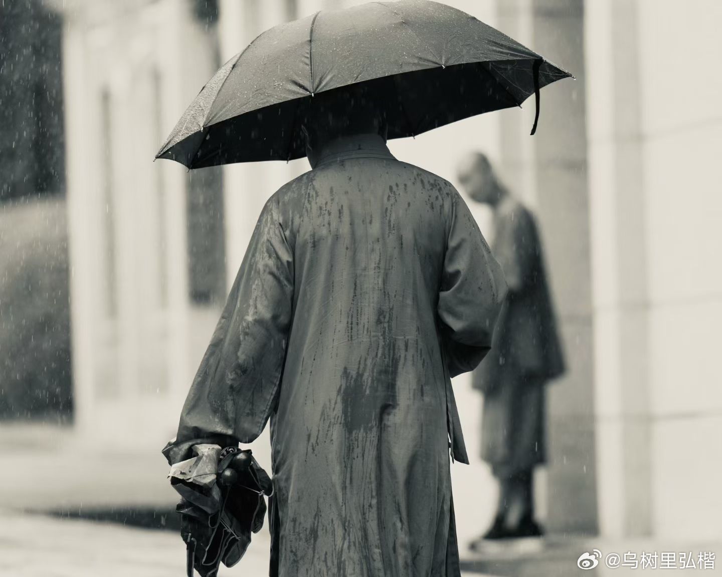 你活得累，是因为你什么都想抓住。抓不住的事，你偏要较劲；留不住的人，你偏要挽留；