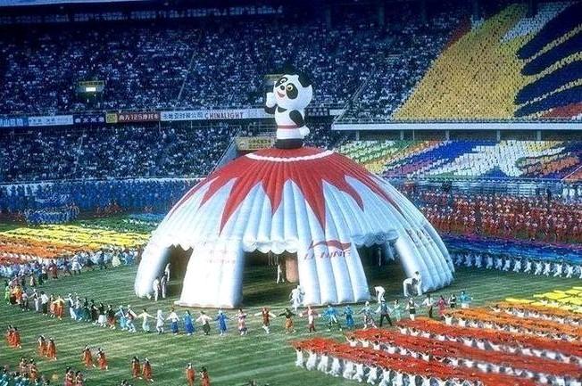 1990年9月22日，北京工人体育场灯火璀璨。
第十一届北京亚运会正式开幕，这也