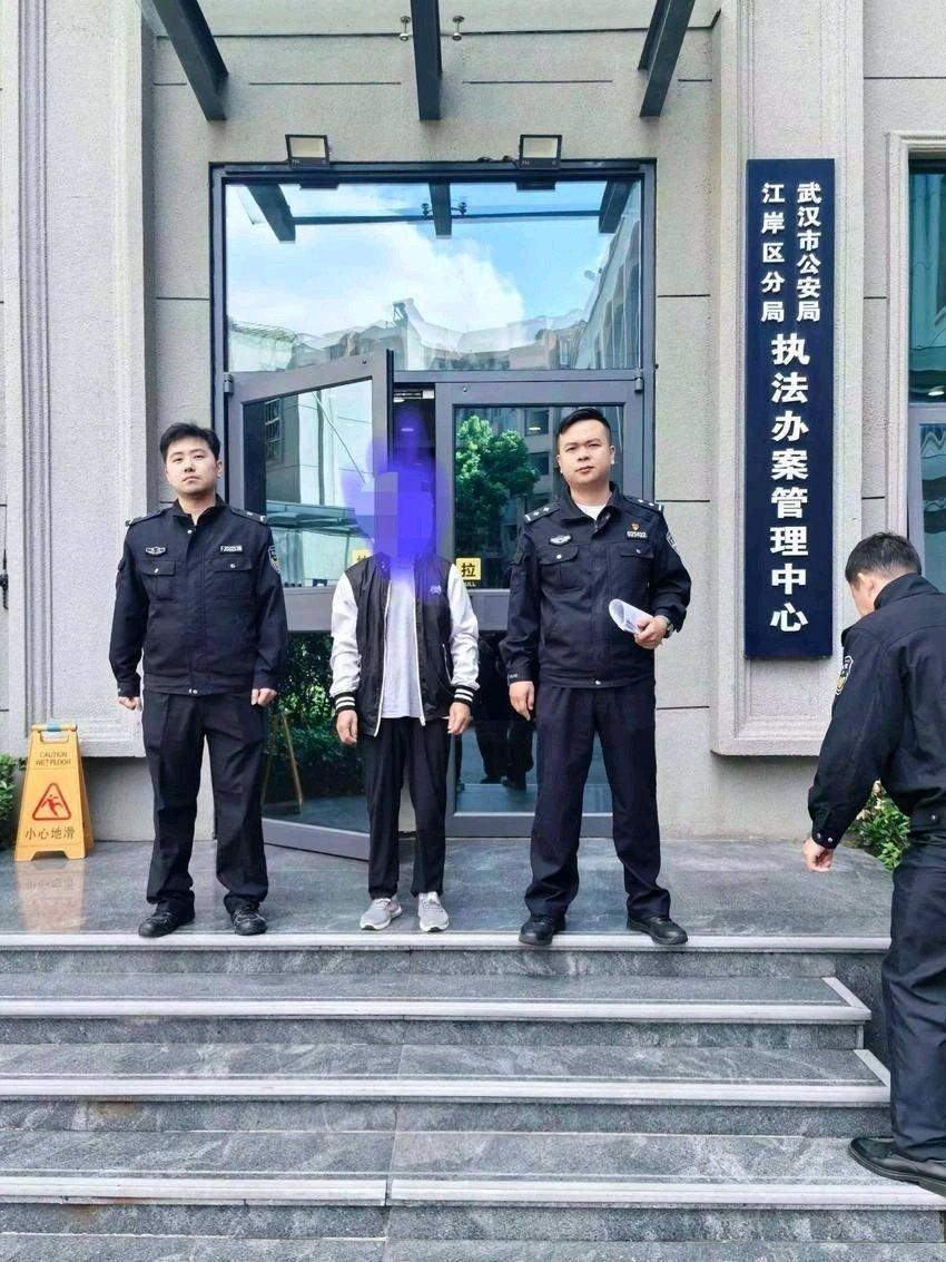 刷到个离谱又有点哭笑不得的新闻，一男子接女儿放学路上，看见路边停着辆没上锁的电动
