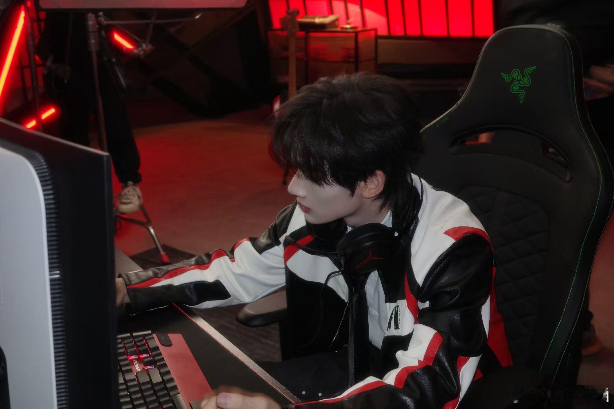 余宇涵命运的齿轮开始转动余宇涵从宿舍打到总决赛 完全被余宇涵这段经历戳中内心，默