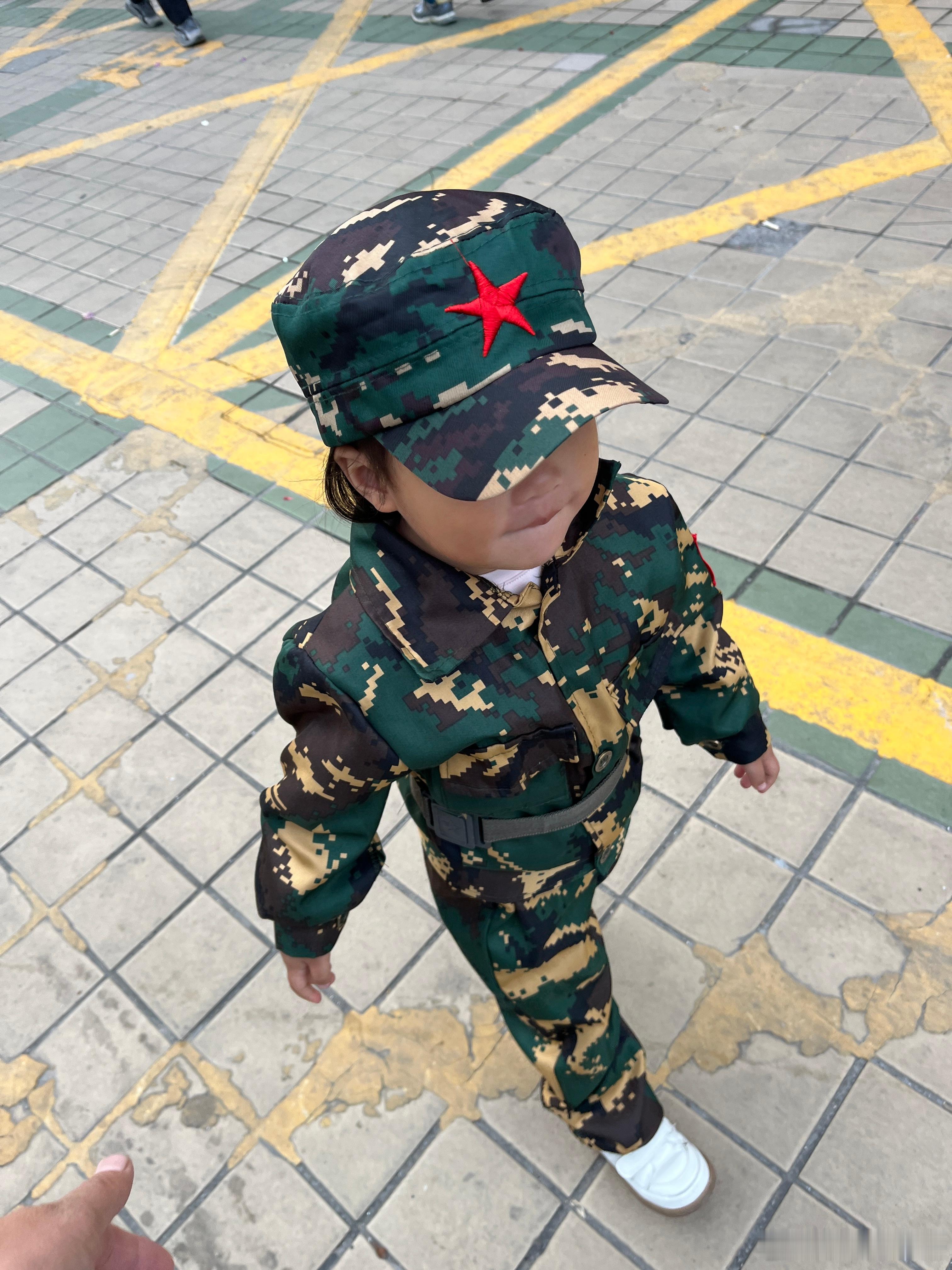 今天是帅气的小可爱，昨晚就退烧了，活力满满，图一、二走起来路来真的有那个精神。今