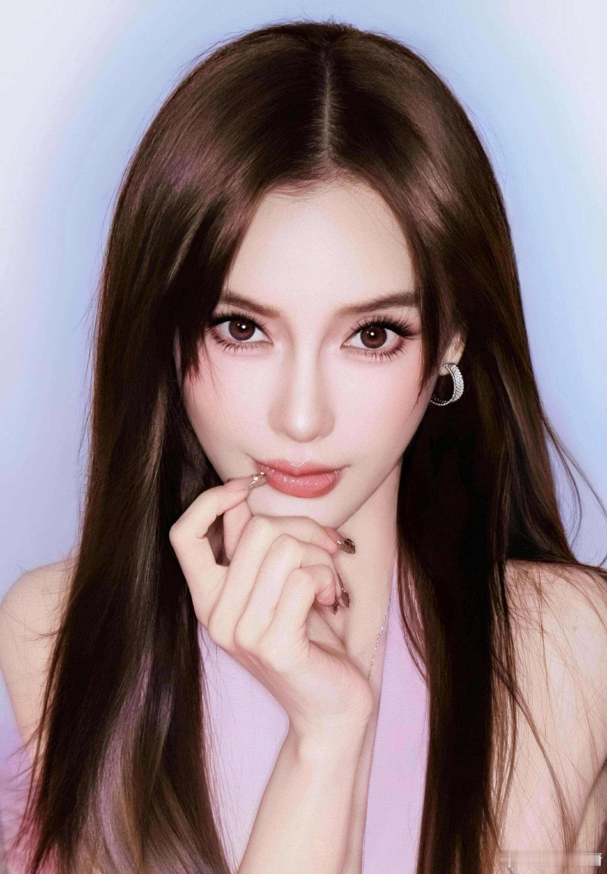 Angelababy千禧芭比Baby的美貌似乎没有边界，每次亮相造型都完美贴合，