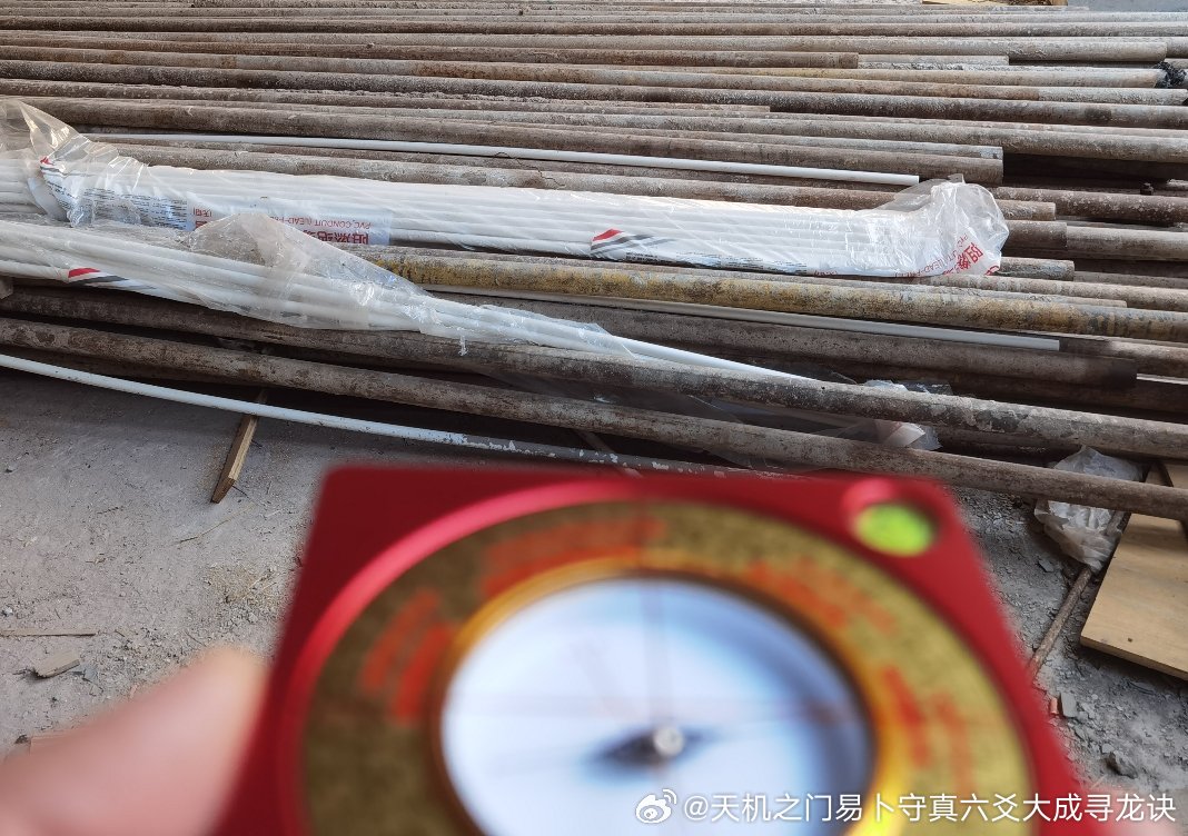 不少自住业主为盘活房产，将一楼对外出租，自行加装室外露天铁架楼梯分隔动线，看似方