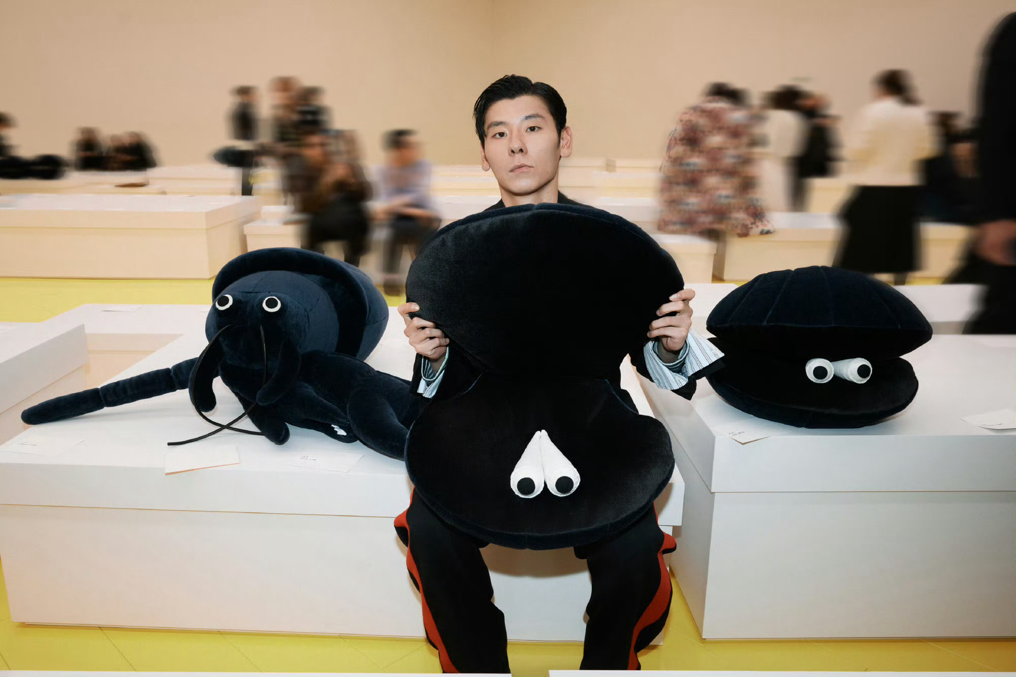 蒋奇明状态蒋奇明巴黎时装周看秀，西装造型又帅又正！状态好到爆