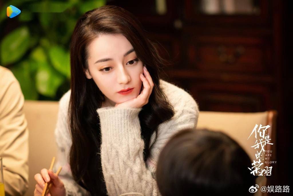 看见迪丽热巴在片场啃肉饼、吃葱油饼，一脸认真干饭的样子，我心里居然是满满的开心和