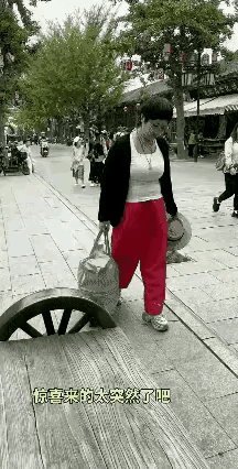 感觉是拿到了情报？看她鬼鬼祟祟的样子，似乎……幸好有监控，应该逃不掉了吧？