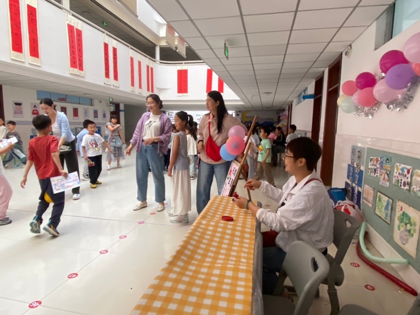 润润也是赶上好时候了六一终于不是那种表演节目，彩排好长时间了今天不上课，六一游园