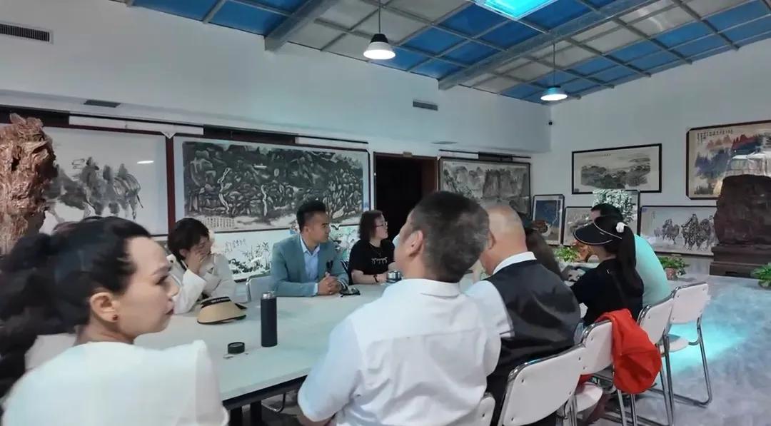 解惑

文/白雨

山峰为什么难以抵达
岩羊为什么绝处逢生
石头为什么坚硬无比