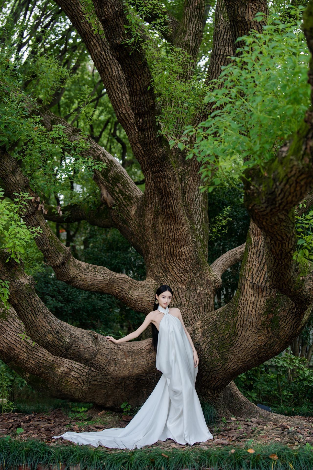  打破风格定义！林小宅两套看秀造型反差感拉满，一袭白裙尽显雅致格调，一身黑色系穿