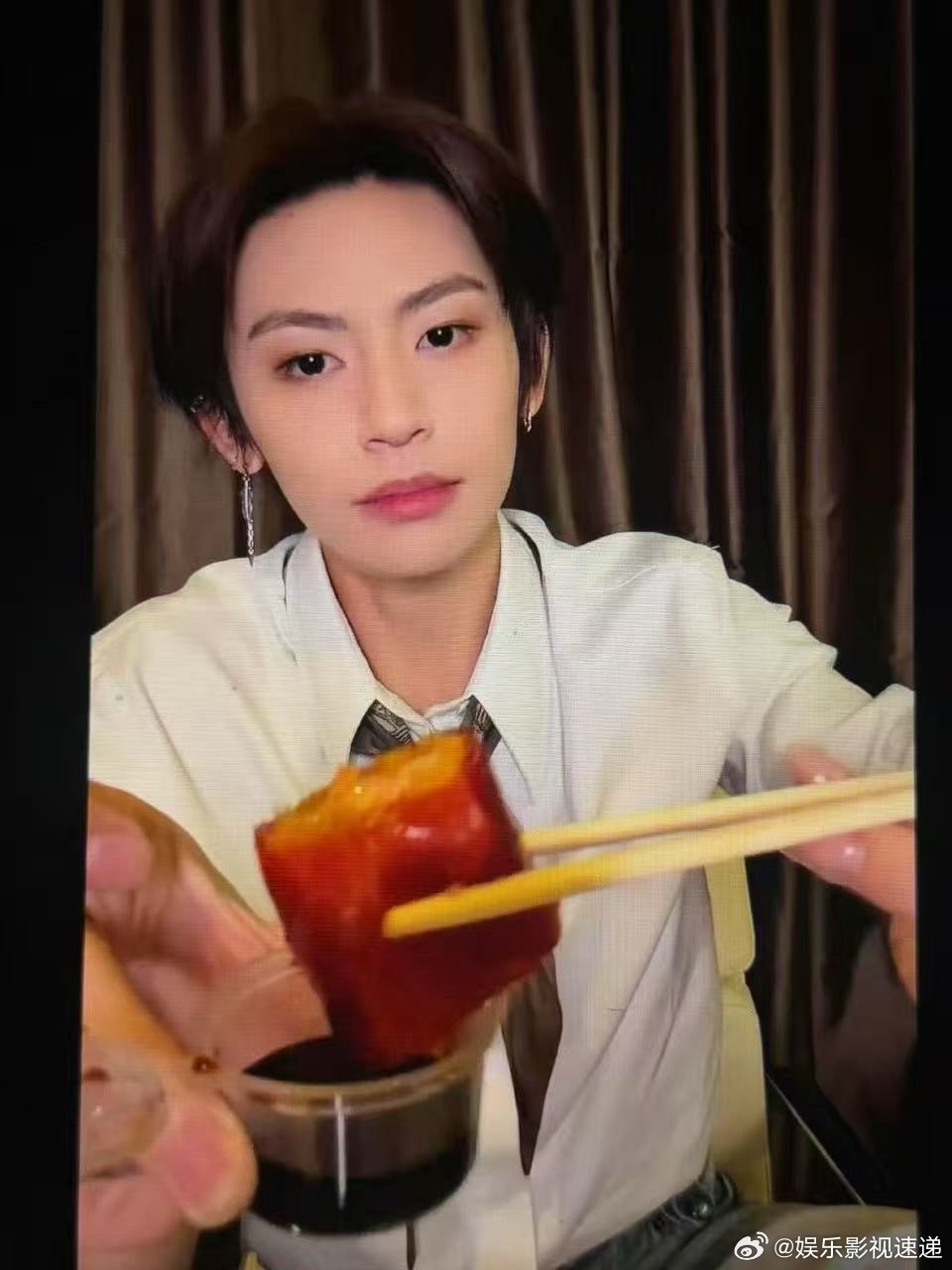 小鬼出道八周年直播 从编脏辫到手忙脚乱的小孩，到边吃蛋糕边打歌的舞台王者。小鬼用