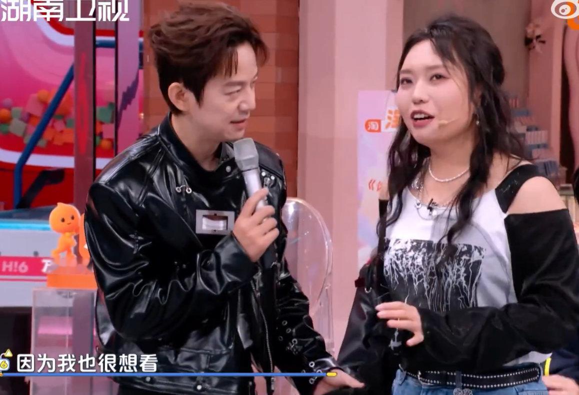 高瀚宇好像长在了万妮达笑点上高瀚宇在“心有灵犀”环节站首位，这波操作太秀啦，节目