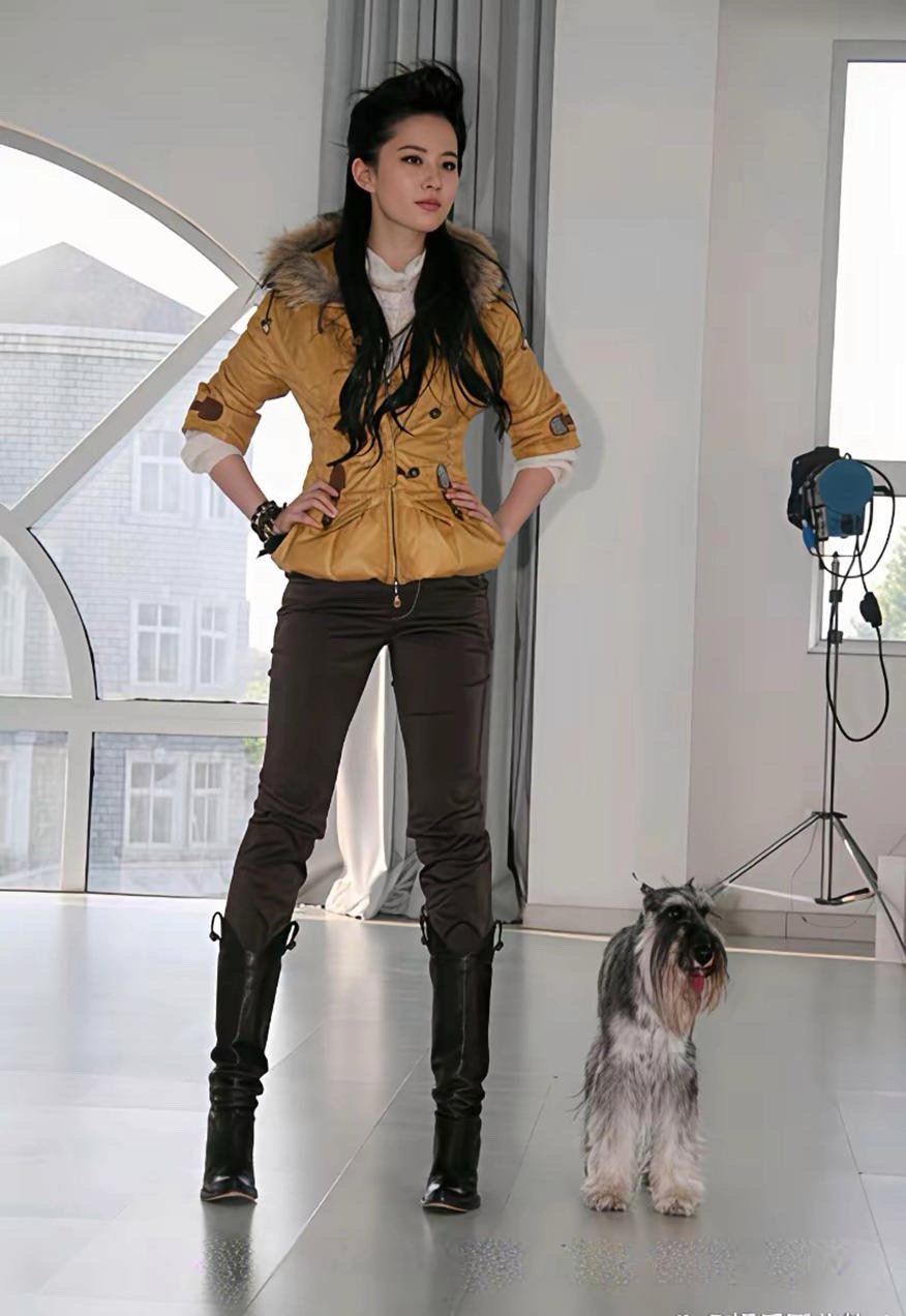 谁能扛住这种显土的衣服？刘亦菲做到了！完全没被拉低气质，这就是顶级美貌的底气吧！