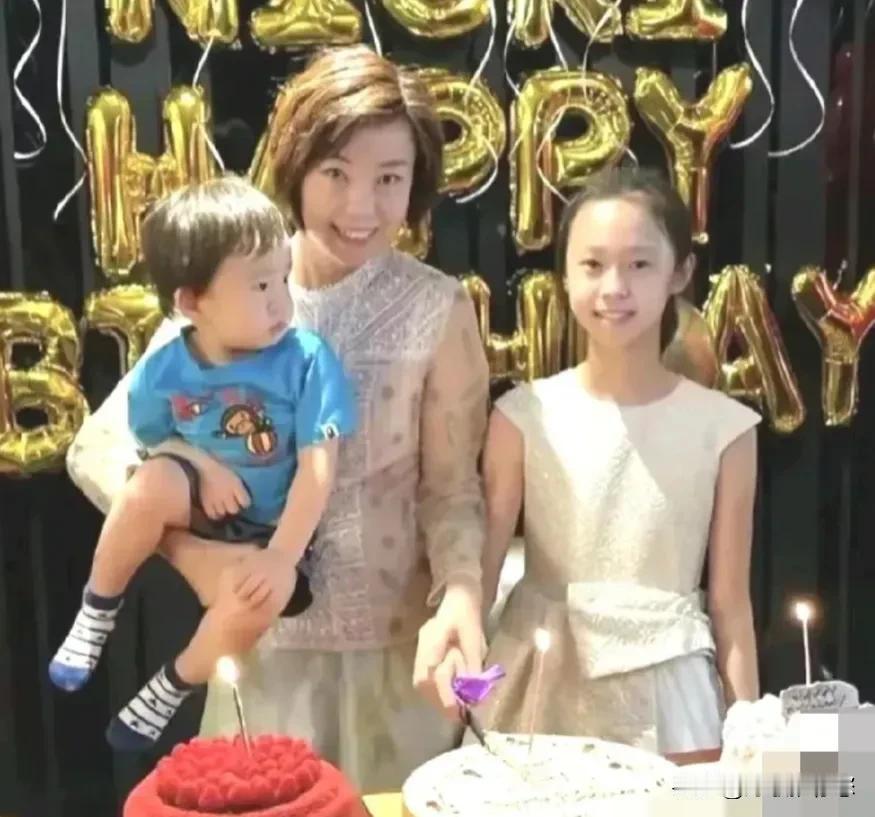 金钱的诱惑太大了，就连年轻漂亮的世界冠军也不例外。本来自己就不缺钱，非得嫁给一个