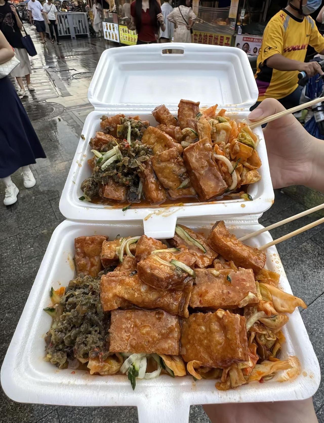 广州龙洞这个好好吃啊！！！10蚊鸡。。每次放学都会过来买的皮蛋臭豆腐吃起来好特别