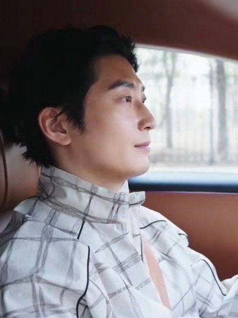 谁懂豪门夫妻的审美共识，看完窦骁最新Vlog才知道他和何超莲居然都是同一款车的车