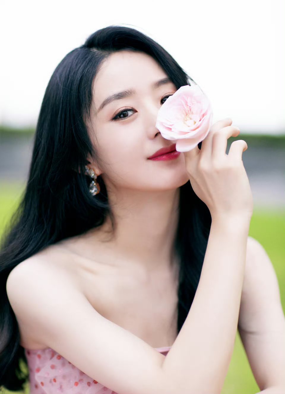 赵丽颖在公园散步赵丽颖～～赵丽颖赵丽颖