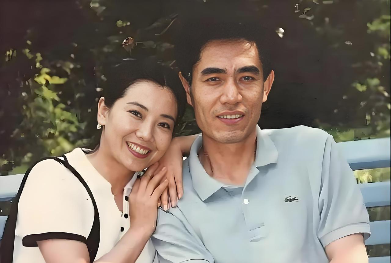 老戏骨陈宝国与妻子赵奎娥的休闲旧照曝光。他们因同窗之缘结识，相伴已数十载。二人在