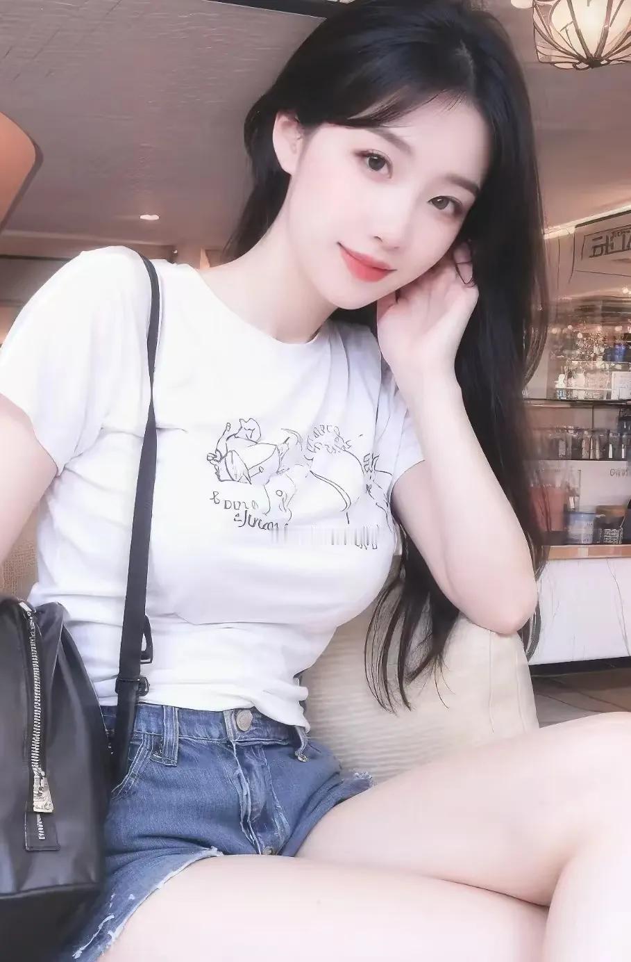 那个春天，樱花如云，阳光正好，我就在那样一个不经意的时刻，遇见了你。我仍然不会忘