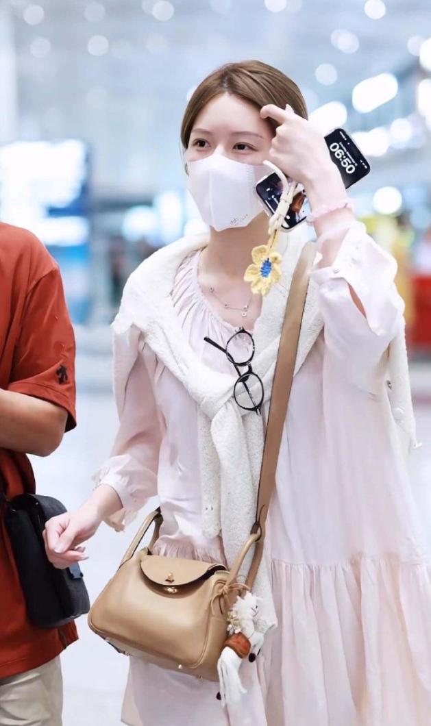 赵露思直播活动被取消
赵露思原本有个品牌要在某平台直播间进行商务直播，赵露思甚至