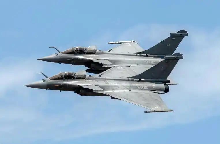 2025年对印度空军尤为沉重！在这一年，印度高价进口的法国“阵风”战机败给了巴基
