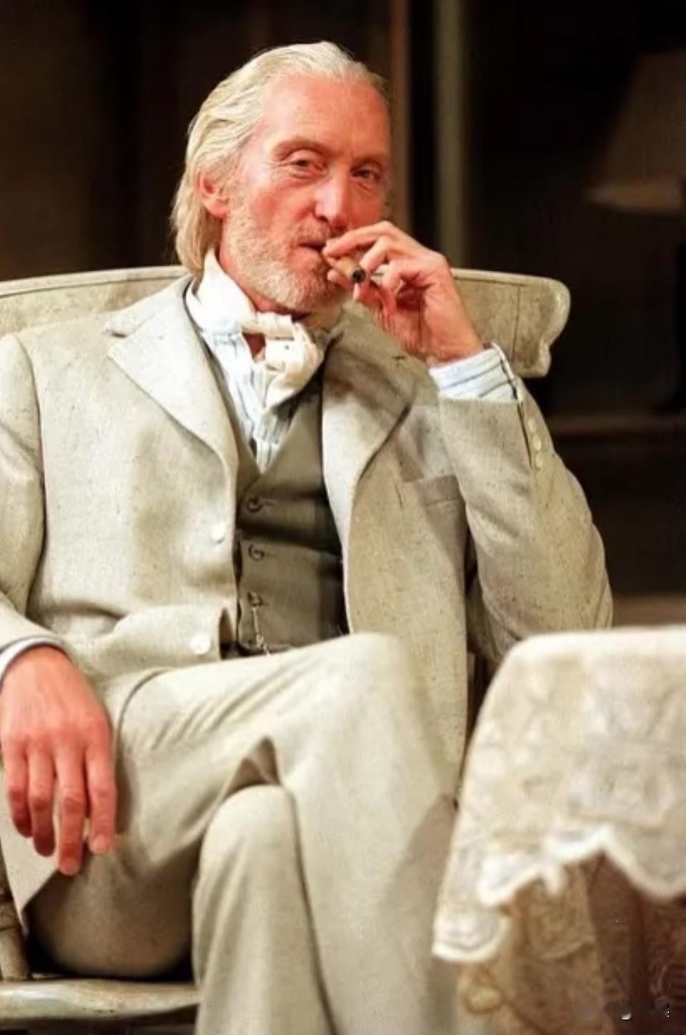 《权力的游戏》老狮子泰温还是不怒自威

书里写过，泰温的铠甲比詹姆的华丽精美得多