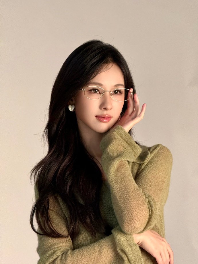 这个陈都灵看了不烧心 ​​​陈都灵戴眼镜的高智女 这个陈都灵看了不烧心，陈都灵戴