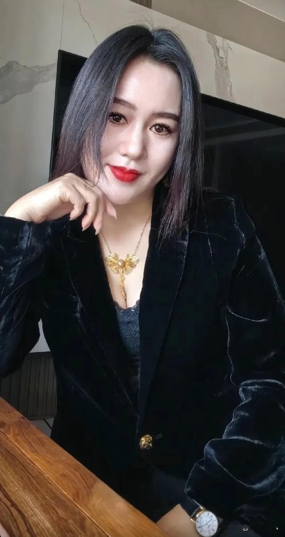 话少不一定傻

嘴甜不一定善

一个人的真心

不在嘴上而在心上