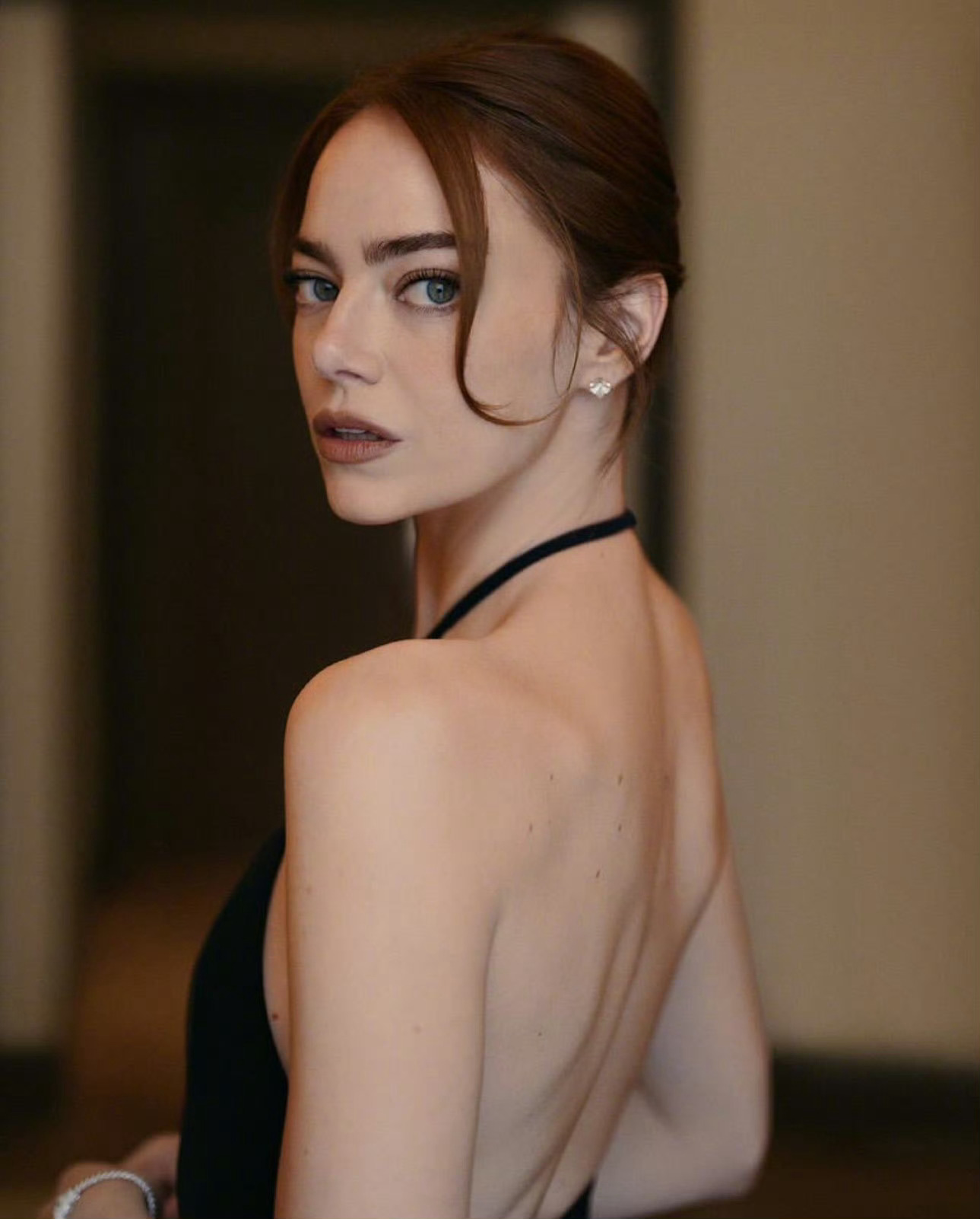 艾玛·斯通🖤英国电影学院奖颁奖礼幕后照 