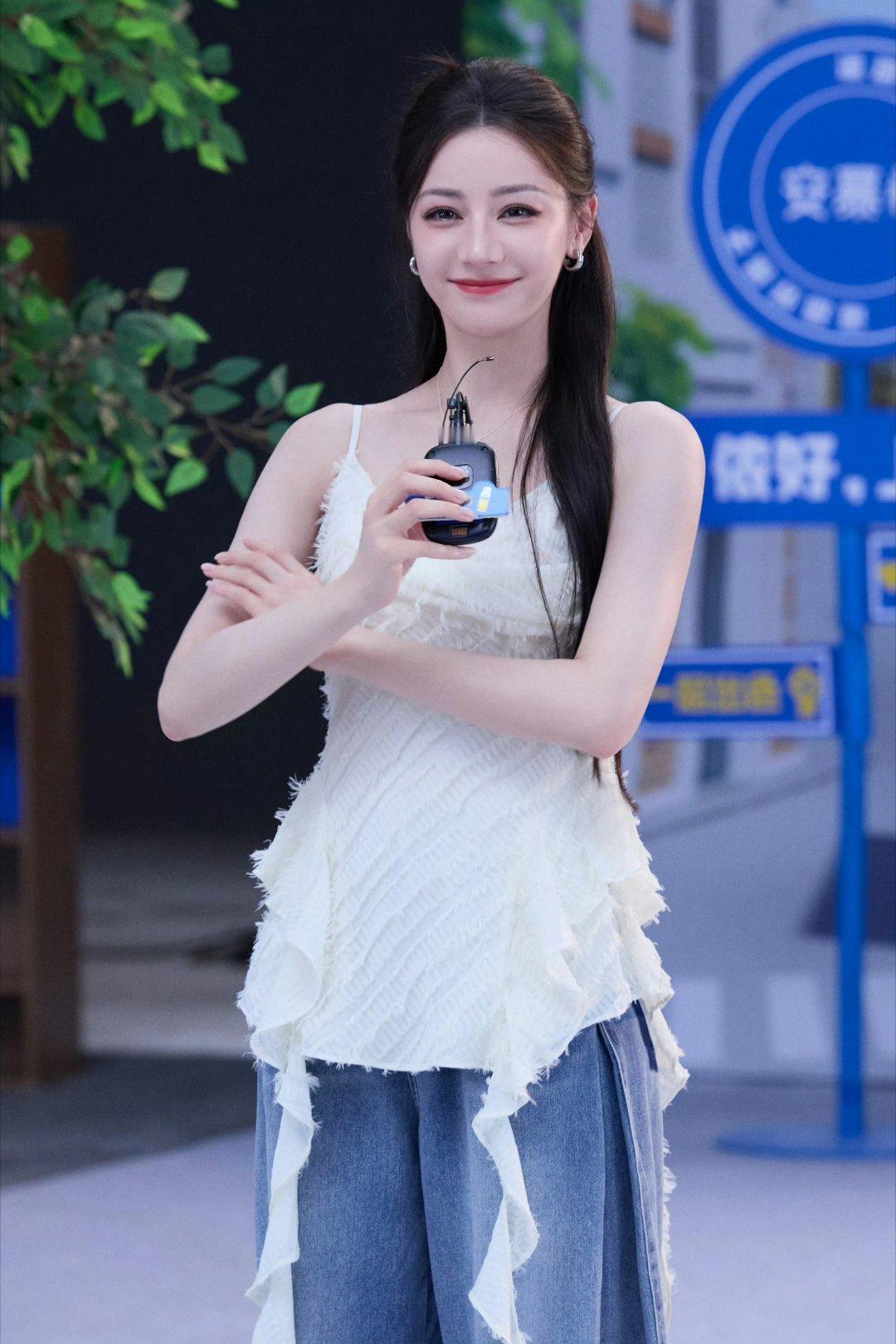 迪丽热巴[超话]迪丽热巴益起来 dlrb每日一善懂得自尊，自爱，自信，自强，才会