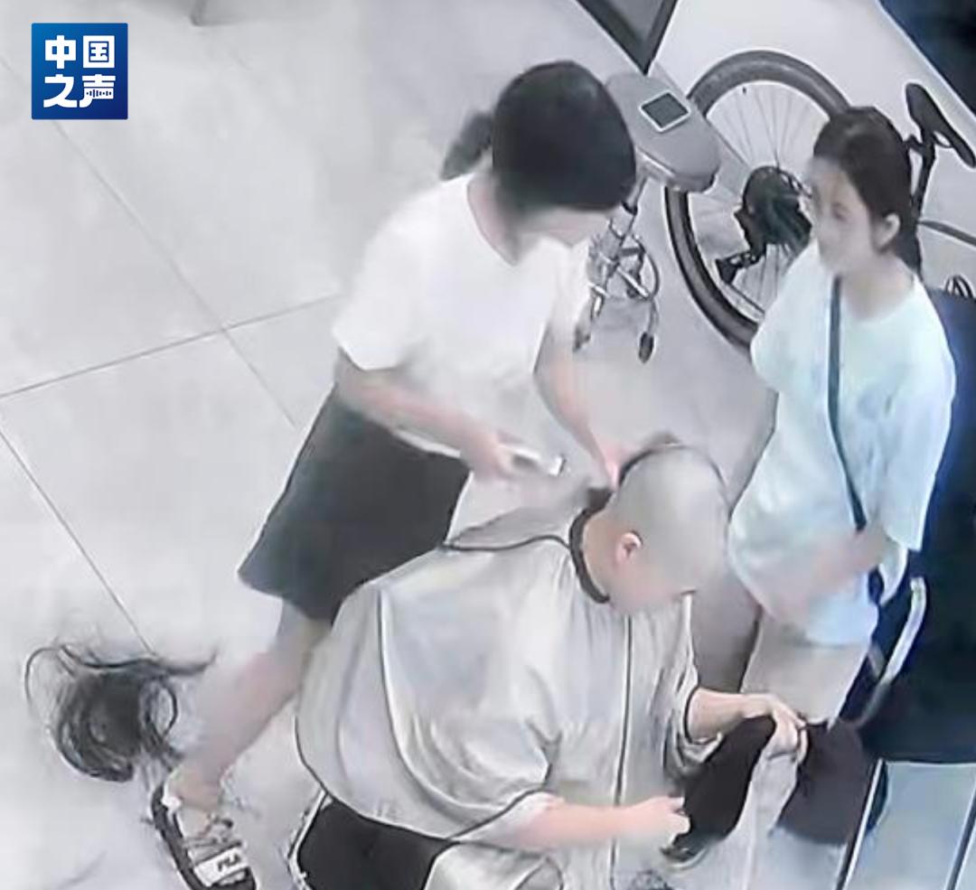 80后高考完去网吧通宵，90后高考完在天台撕书，现在10后的这帮孩子，选择用剃光