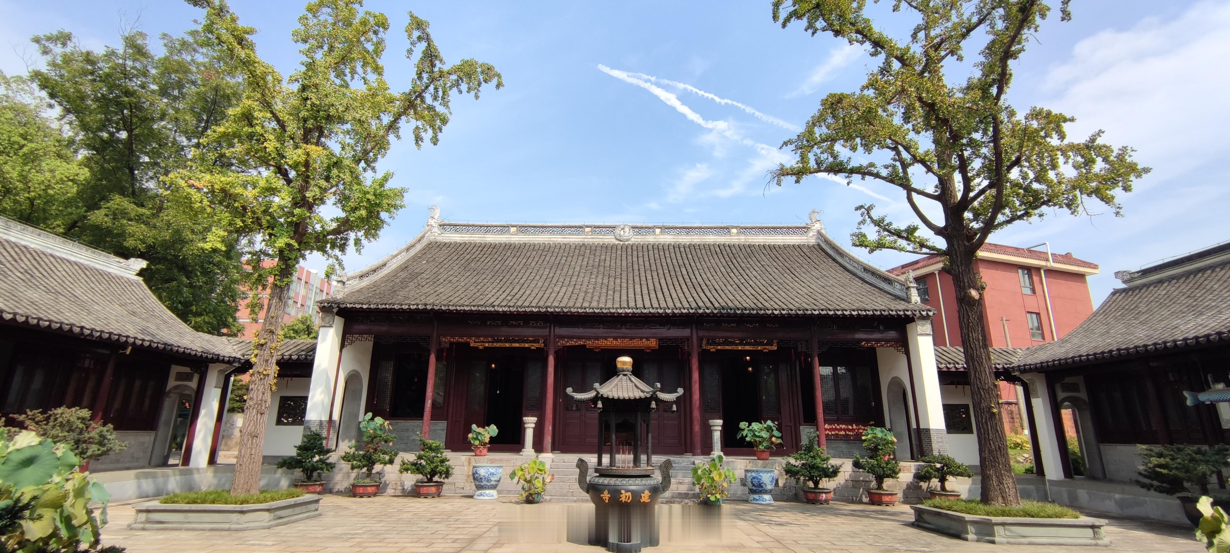建初寺，孙权赐名。历经变革，后明成祖再次敕建，赐名大报恩寺。终毁于太平军。所以这