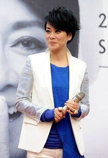 这位22岁的上海女孩解佳桐，是毛阿敏的女儿。2021年，她在电影《中国医生》里客