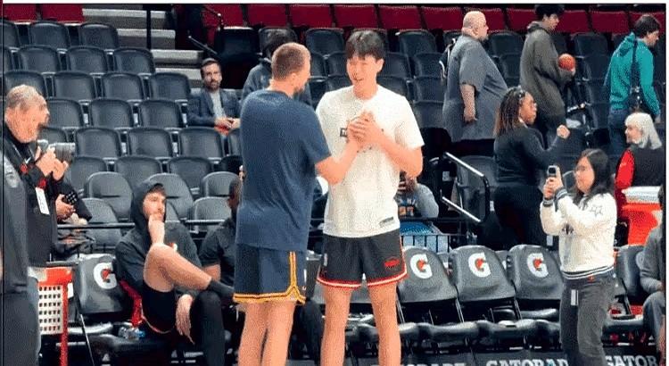 见到偶像，杨瀚森紧张到罚球前4罚全丢。

掘金客场打开拓者，根本不是一个级别的对