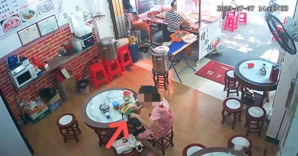 【#女子往餐馆汤锅放不明液体致人呕吐# 警方介入调查】#诊断书显示汤锅不明液体或