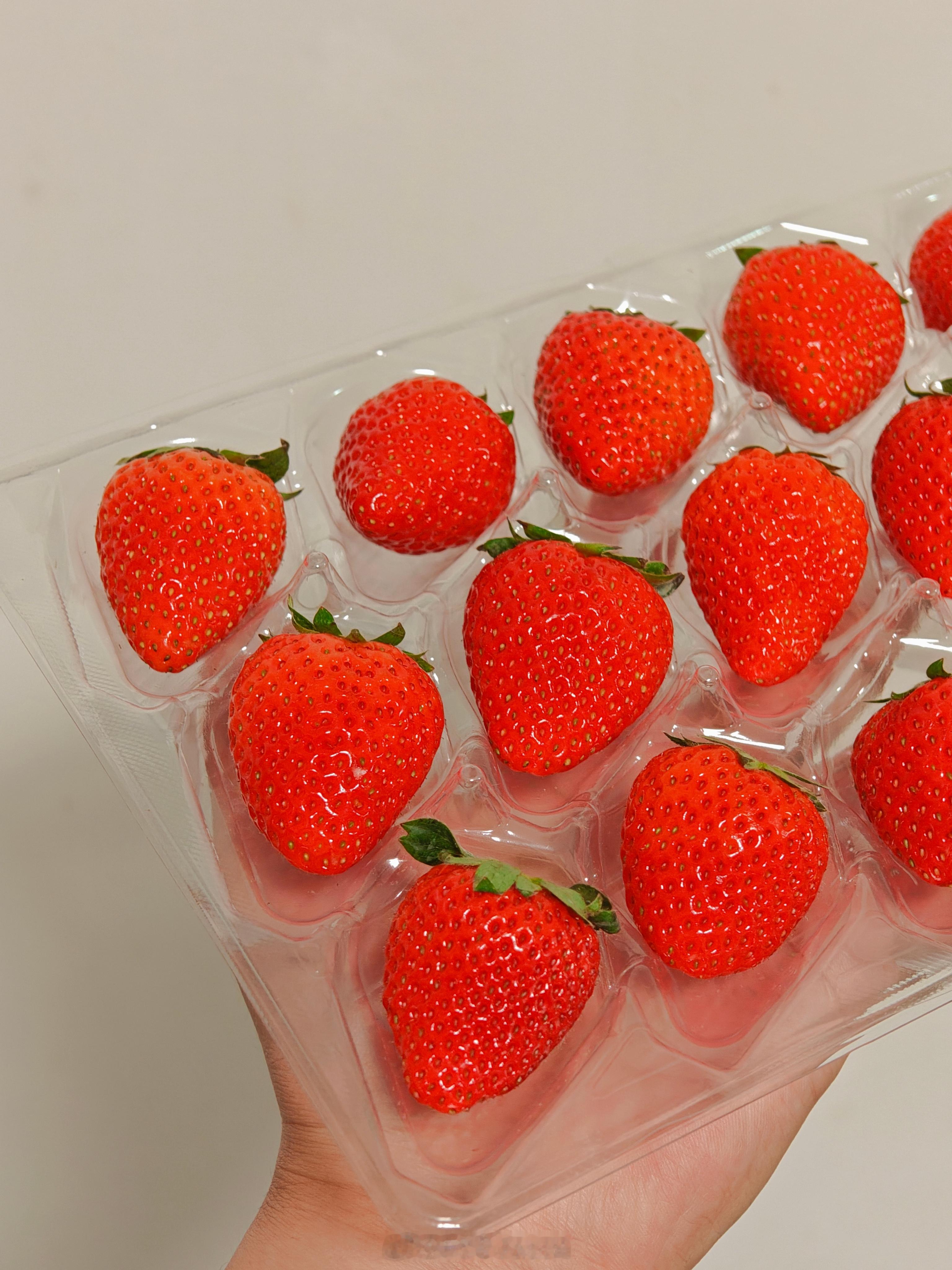 #为什么洗草莓会掉色# 除此之外…我还知道草莓要洗干净了再去掉蒂头。 ​​​