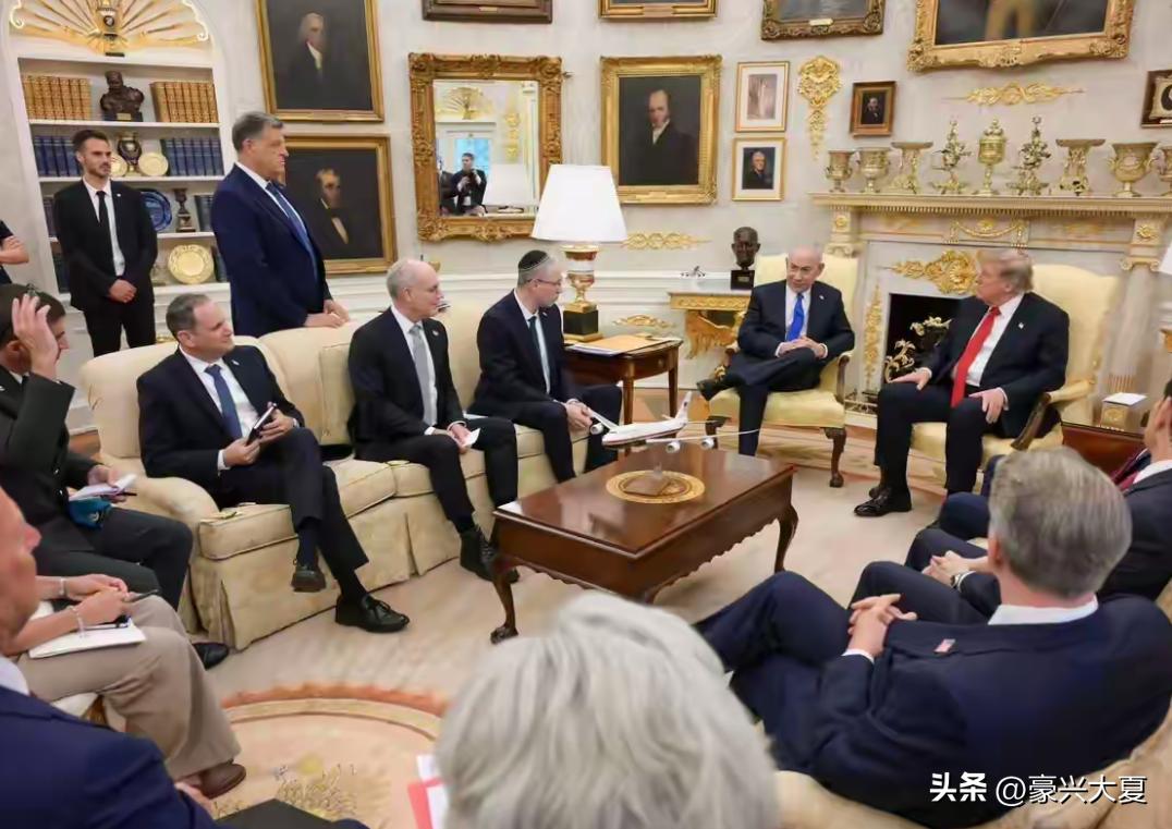 一张图看出了，内塔尼亚胡的地位。
内塔尼亚胡跷着腿，姿态松弛，神情从容自在，气场