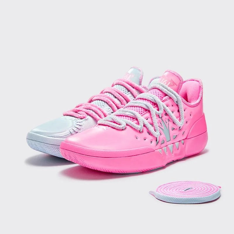 约基奇今日上脚Joker二代粉白鸳鸯配色，还挺显眼的~猛龙VS掘金