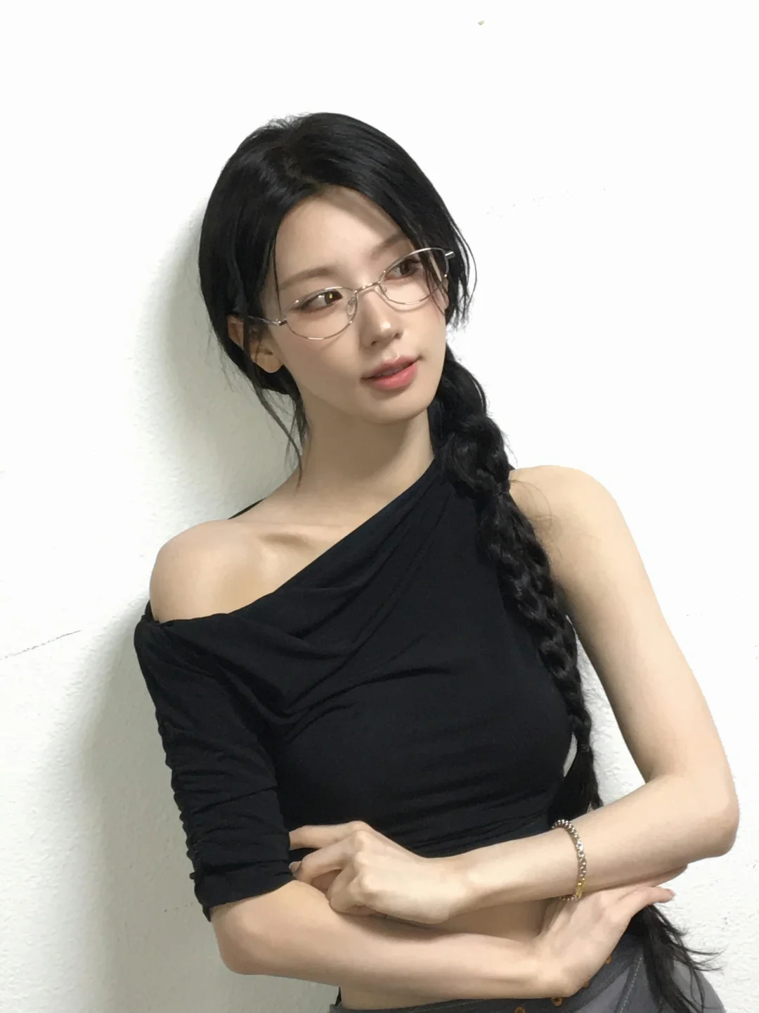 赵美延 赵美延这组银框眼镜自拍，简直就是冷脸萌和高智感的完美结合 