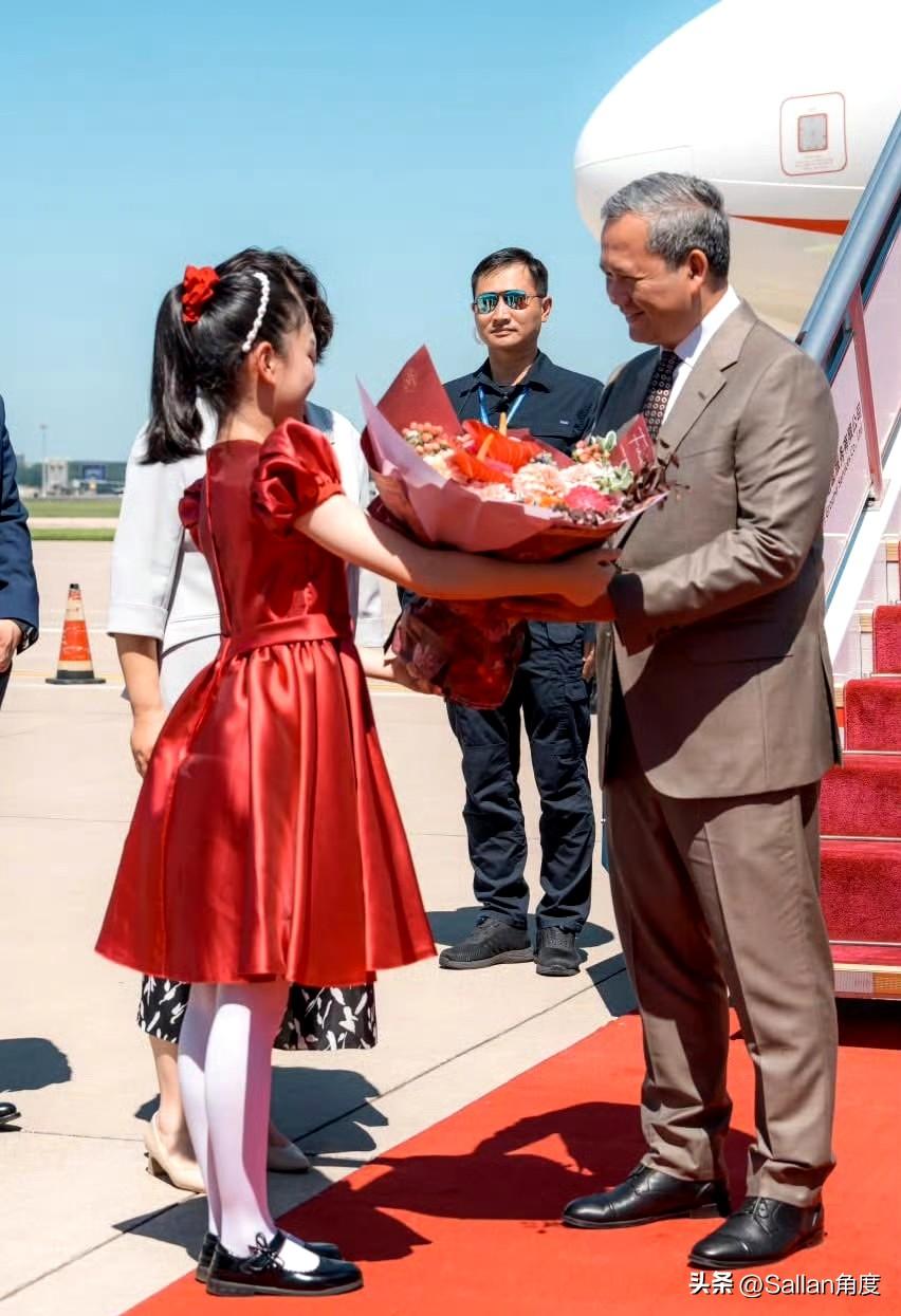 柬埔寨首相洪玛奈和泰国总理阿努廷前后一天访华，看来泰柬准备在中国握手言和了！
