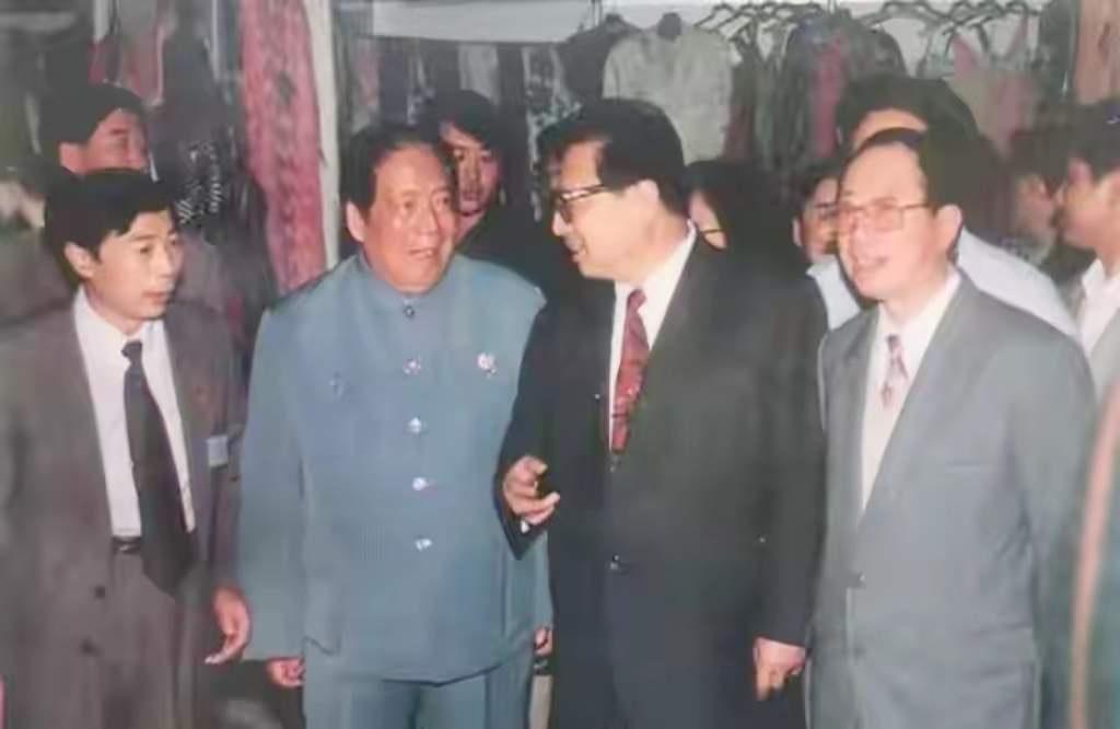 1995年，铁瑛将军陪同乔同志一起参观浙江丝绸展览。他十分熟悉浙江丝绸产业的发展